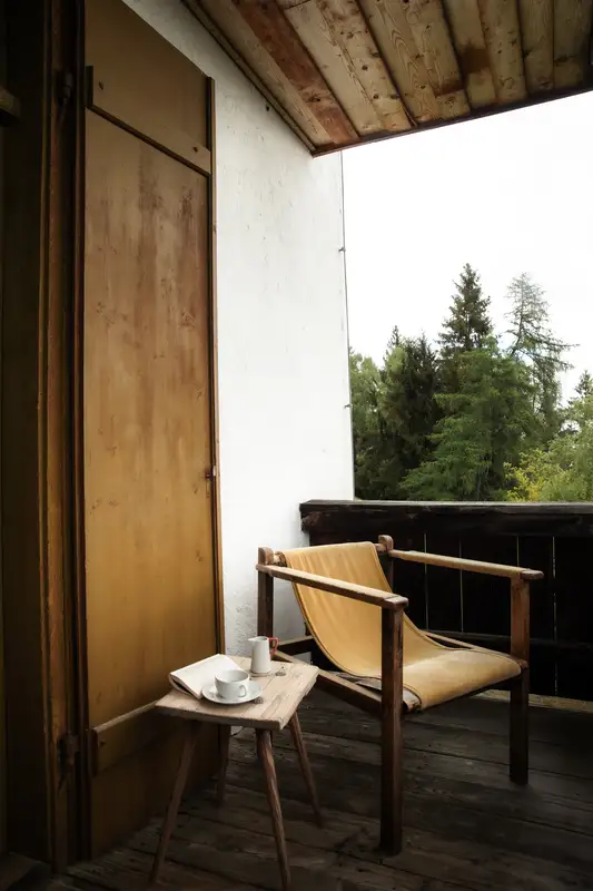 Briol — Mit Kaffee auf dem Balkon die Umgebung beobachten
